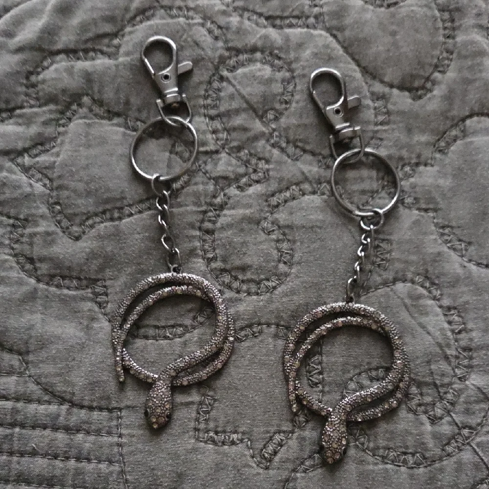 Set Of 2 Elegant Snake Keychain Accessory - Picture 1 of 3